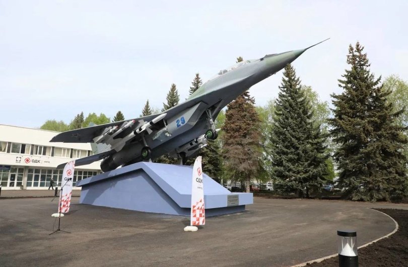В Уфе открыли памятник «Истребитель МиГ-29УБ» В Уфе открыли памятник «Истребитель МиГ-29УБ»