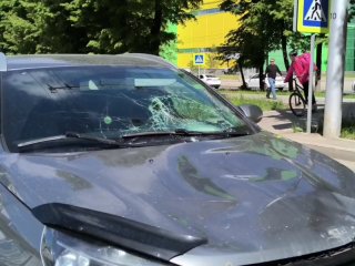 В Уфе водитель автомобиля сбил парня на электросамокате на пешеходном переходе