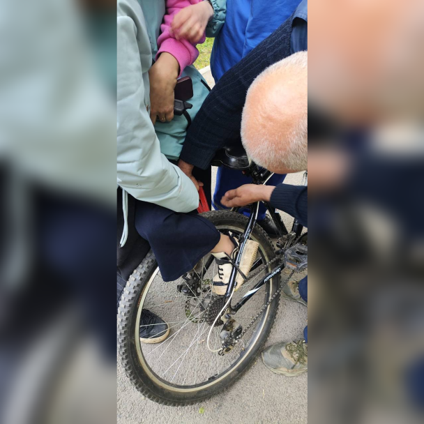 В Башкирии спасатели помогли девочке, нога которой застряла в велосипеде В Башкирии спасатели помогли девочке, нога которой застряла в велосипеде