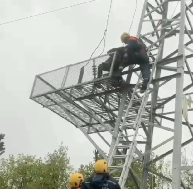 В Уфе 21-летнего парня едва не убило током В Уфе 21-летнего парня едва не убило током