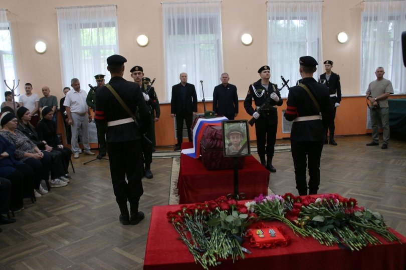 «Октябрьский скорбит»: в Башкирии проводили в последний путь старшего матроса Валерия Сазонова «Октябрьский скорбит»: в Башкирии проводили в последний путь старшего матроса Валерия Сазонова
