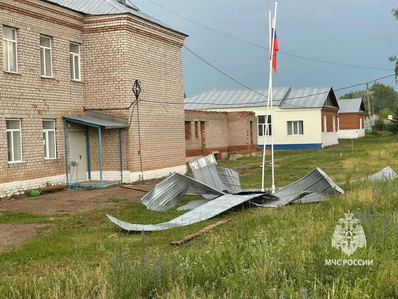Сильный ветер в Башкирии сорвал крышу колледжа и школы Сильный ветер в Башкирии сорвал крышу колледжа и школы