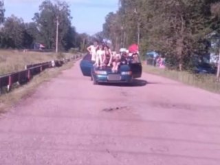 В Башкирии поймали подростка, который перевозил пассажиров на крыше