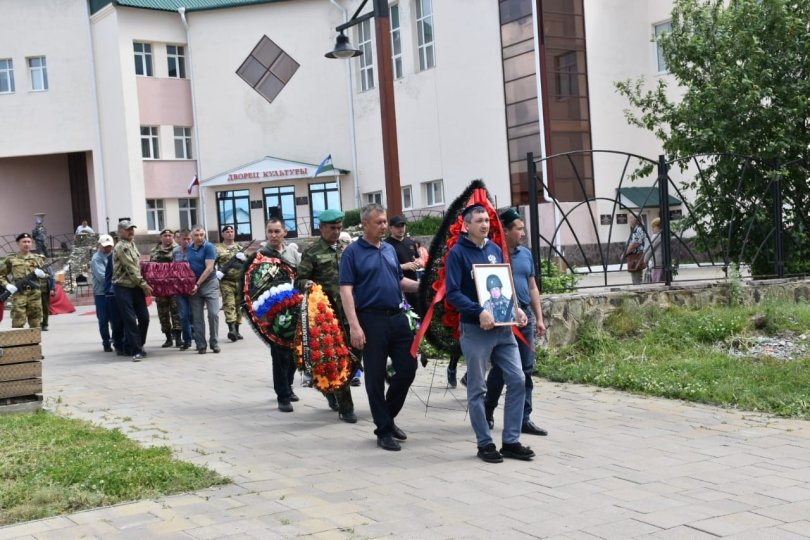 В Башкирии проводили в последний путь рядового Рината Бикчурина В Башкирии проводили в последний путь рядового Рината Бикчурина