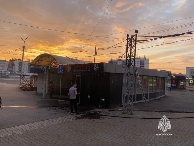 В центре Уфы подожгли комиссионный магазин В центре Уфы подожгли комиссионный магазин