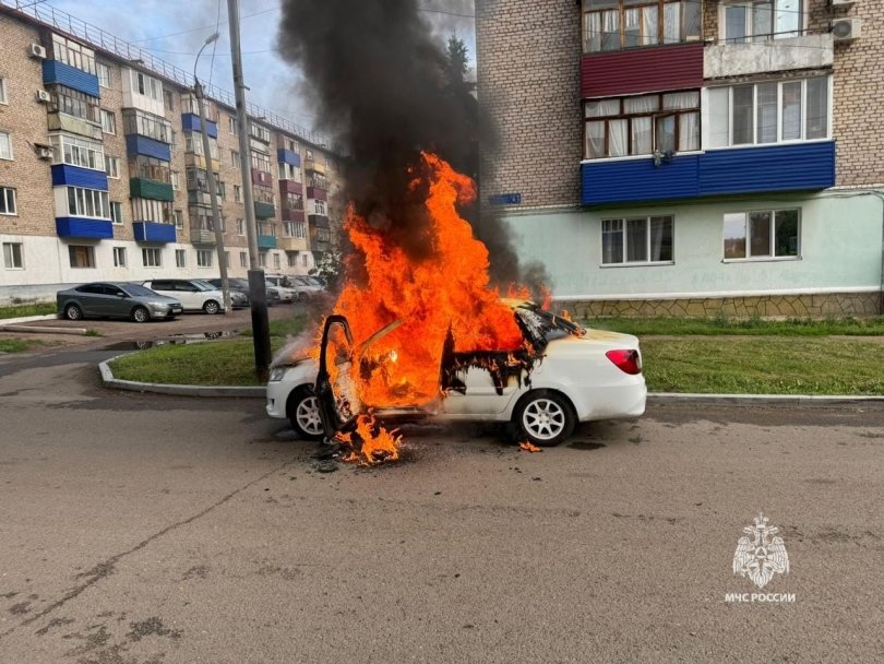 В городе Башкирии вспыхнул автомобиль, водитель сильно обгорел В городе Башкирии вспыхнул автомобиль, водитель сильно обгорел