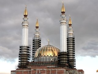 В мечеть «Ар-Рахим» доставили первую партию изделий из мрамора для завершения строительства минаретов
