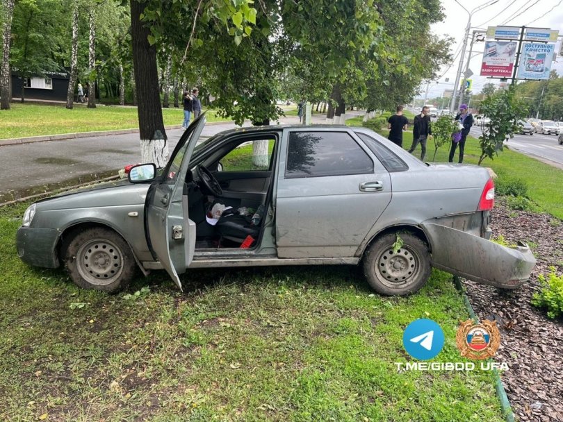 В Уфе 22-летний водитель не справился с управлением на проспекте Октября и выехал на газон В Уфе 22-летний водитель не справился с управлением на проспекте Октября и выехал на газон