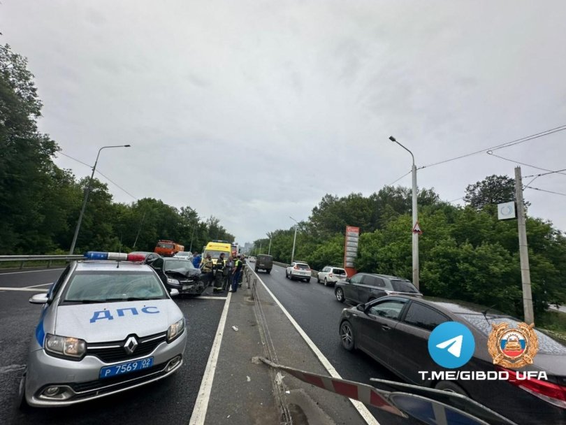 В Уфе водитель легковушки попал в больницу, влетев в стоящую машину В Уфе водитель легковушки попал в больницу, влетев в стоящую машину