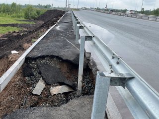 В Уфе возле Зининского путепровода размыло дорогу