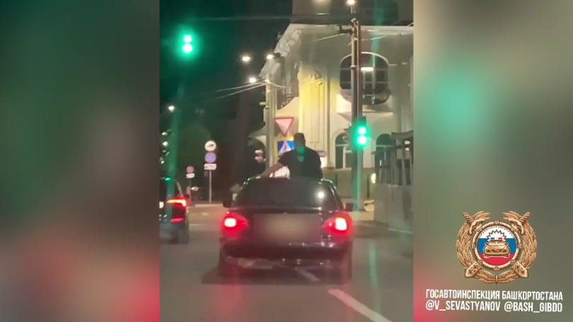 В Башкирии задержали 20-летнего водителя и его пассажира, который высунулся из люка автомобиля во время движения В Башкирии задержали 20-летнего водителя и его пассажира, который высунулся из люка автомобиля во время движения