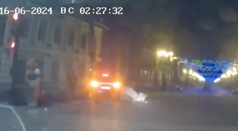 В Уфе пьяный водитель разгромил праздничный арт-объект В Уфе пьяный водитель разгромил праздничный арт-объект