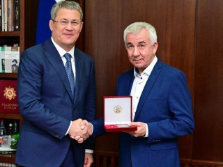 Глава Башкирии вручил награду добровольцу полка «Башкортостан» Руслану Хабирову