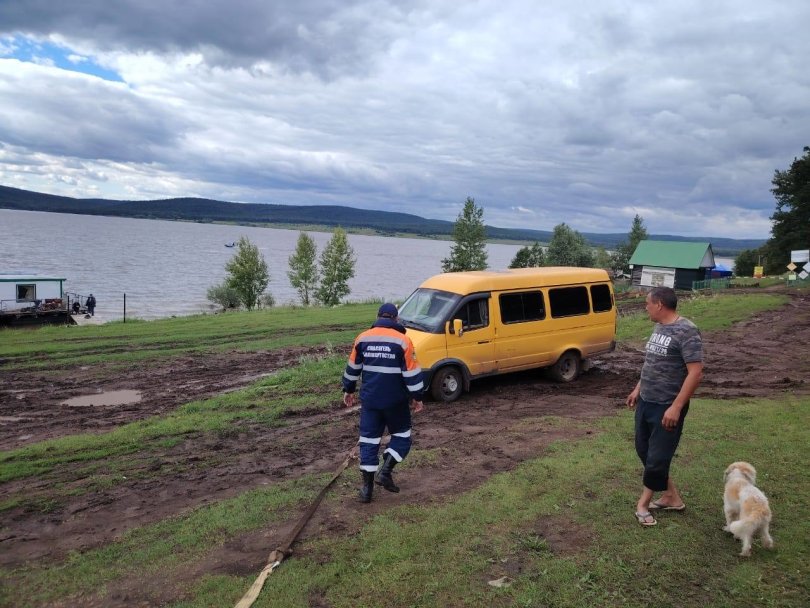 В Башкирии на дороге застрял автомобиль с детьми В Башкирии на дороге застрял автомобиль с детьми