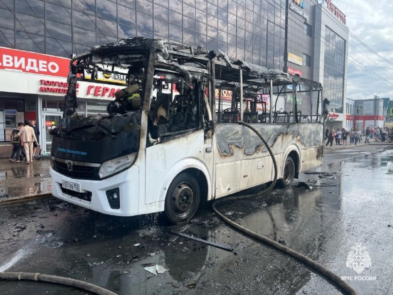 В Башкирии на остановке загорелся автобус с 10 пассажирами В Башкирии на остановке загорелся автобус с 10 пассажирами
