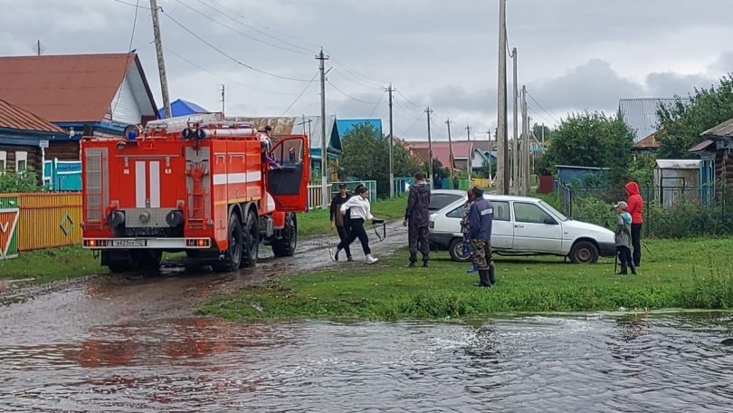 В Башкирии с затопленного участка эвакуировали многодетную семью В Башкирии с затопленного участка эвакуировали многодетную семью