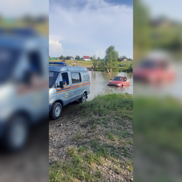 В Башкирии семья с ребенком застряла в автомобиле посреди реки В Башкирии семья с ребенком застряла в автомобиле посреди реки