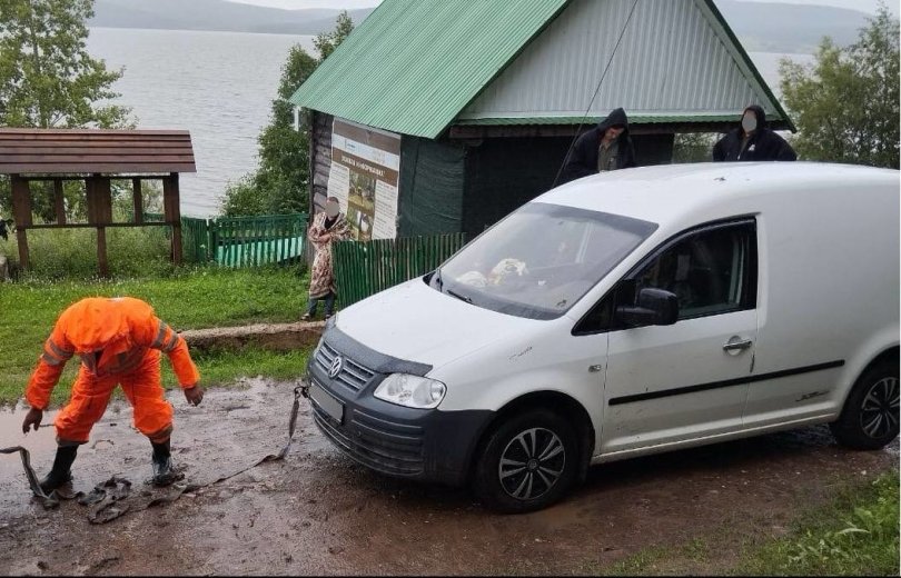 В Башкирии спасатели пришли на помощь двум водителям автомобилей, которые застряли в грязи В Башкирии спасатели пришли на помощь двум водителям автомобилей, которые застряли в грязи