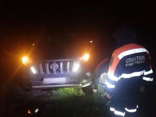 В Башкирии застрявшей в поле семье с тремя детьми потребовалась помощь спасателей