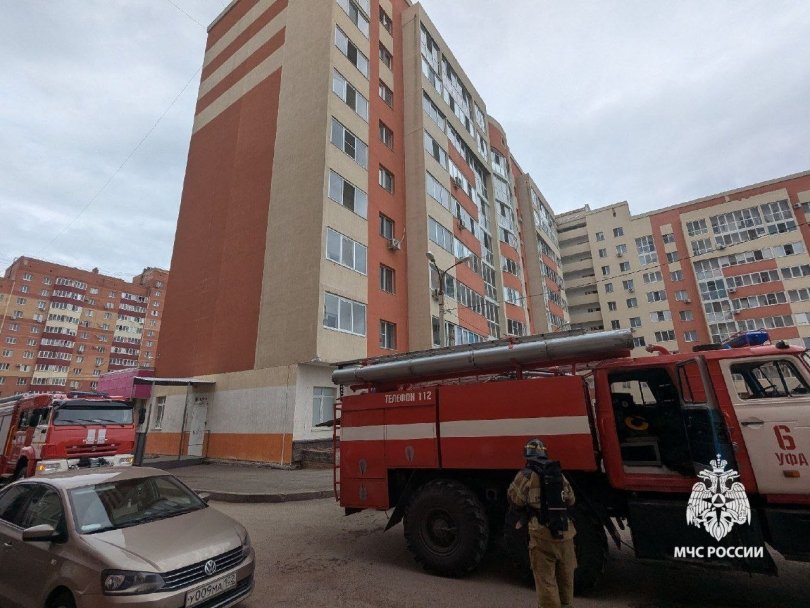 В Уфе из горящего многоэтажного дома пожарные спасли 3 человек В Уфе из горящего многоэтажного дома пожарные спасли 3 человек