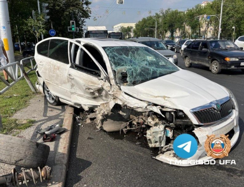 В Уфе из-за технической неисправности автомобиля произошло ДТП, есть пострадавший В Уфе из-за технической неисправности автомобиля произошло ДТП, есть пострадавший