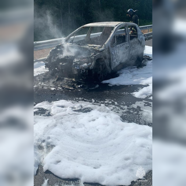 В Уфе на Восточном выезде вспыхнула иномарка В Уфе на Восточном выезде вспыхнула иномарка