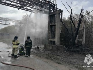 Пожарные потушили открытый огонь на нефтехимическом заводе в Стерлитамаке