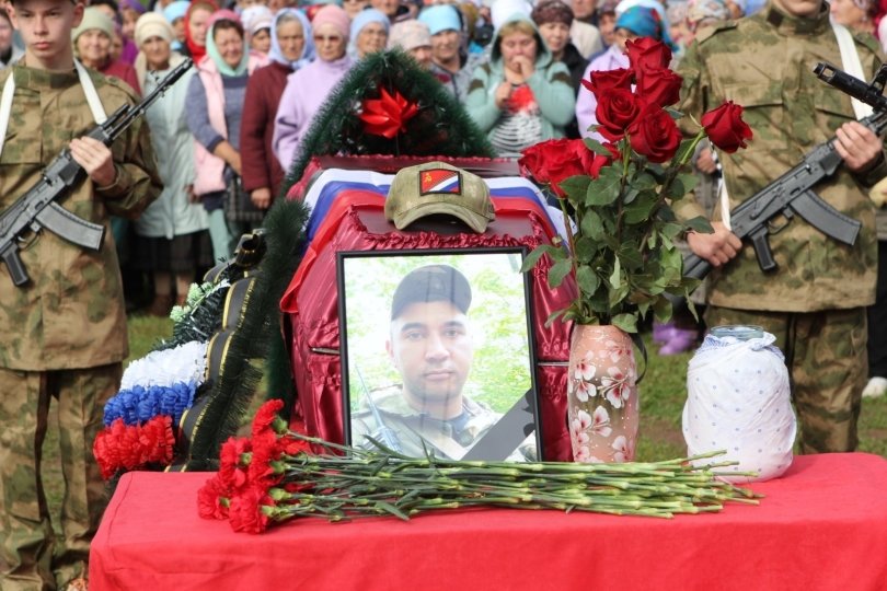 «Славный воин»: в Башкирии простились с погибшим в СВО Ильвиром Гильмуллиным «Славный воин»: в Башкирии простились с погибшим в СВО Ильвиром Гильмуллиным