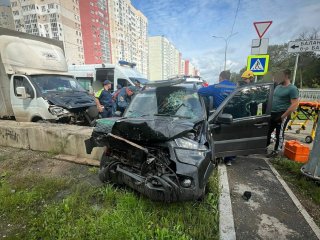 Уфимские спасатели вытащили застрявшего в машине водителя