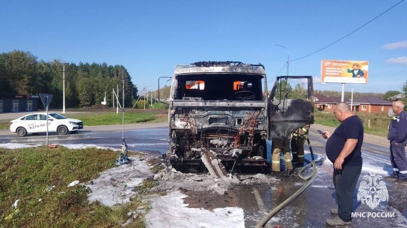 В Башкирии на дороге загорелся бензовоз В Башкирии на дороге загорелся бензовоз