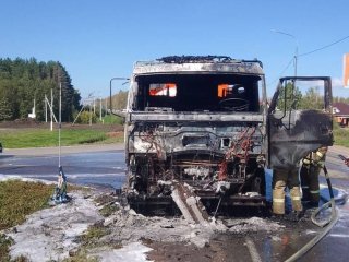В Башкирии на дороге загорелся бензовоз