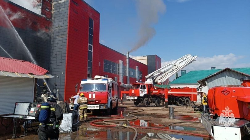 В Башкирии продолжается тушение пожара торгового центра В Башкирии продолжается тушение пожара торгового центра