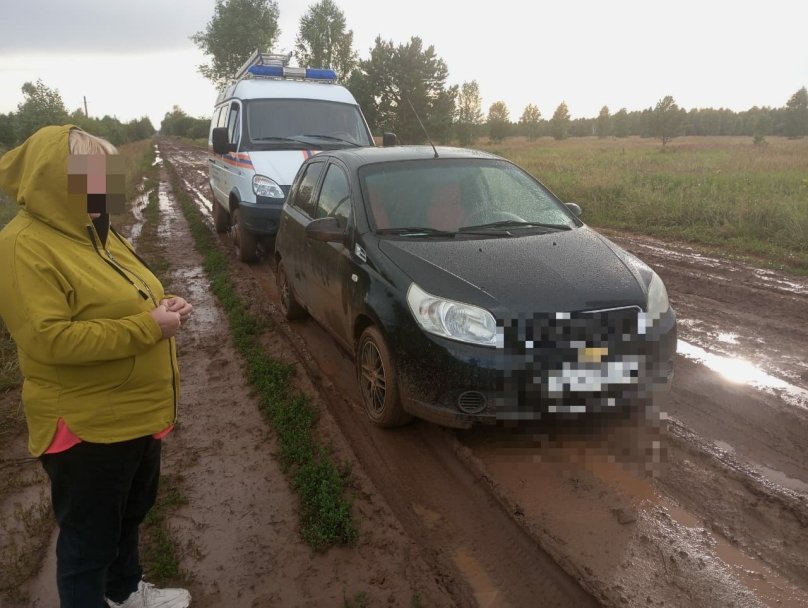В Башкирии семейная пара застряла на автомобиле в глине В Башкирии семейная пара застряла на автомобиле в глине