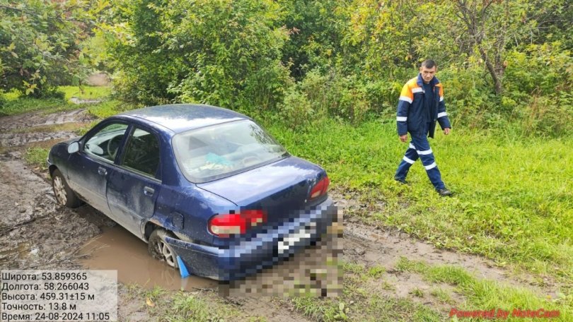 В Башкирии спасатели помогли семейной паре, застрявшей на машине в грязи В Башкирии спасатели помогли семейной паре, застрявшей на машине в грязи