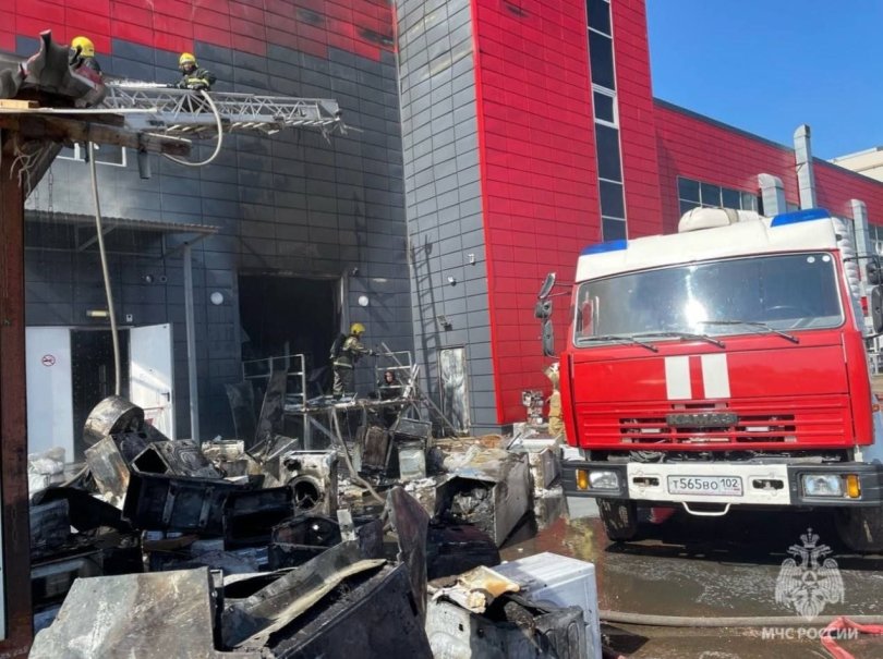 В Башкирии увеличилась площадь пожара при тушении торгового центра В Башкирии увеличилась площадь пожара при тушении торгового центра