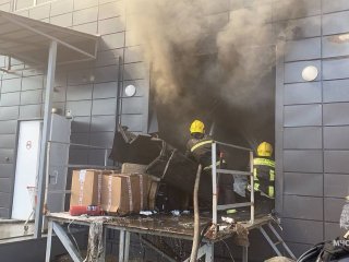 В Башкирии в торговом центре горит склад
