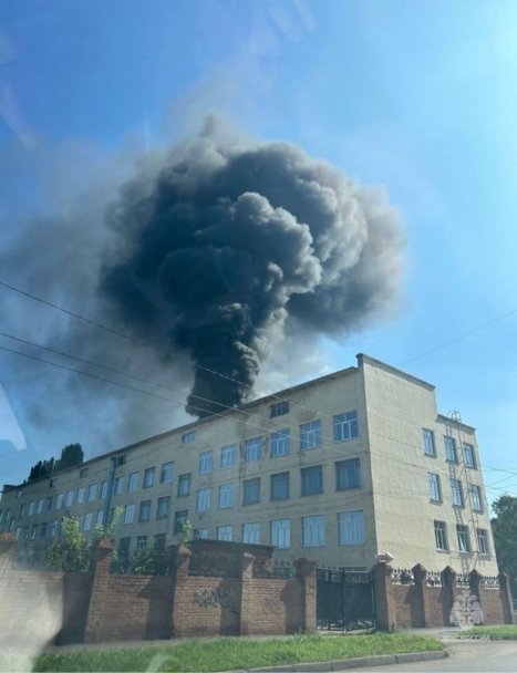 В Башкирии загорелась крыша филиала УГНТУ В Башкирии загорелась крыша филиала УГНТУ