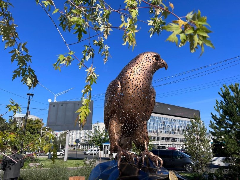 В Уфе появился памятник соколу-сапсану В Уфе появился памятник соколу-сапсану