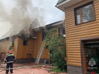 В Уфе при пожаре в двухэтажном доме пострадал 77-летний мужчина
