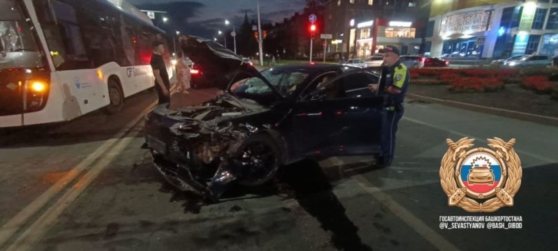 В Уфе пьяный водитель врезался в автобус с 40 пассажирами В Уфе пьяный водитель врезался в автобус с 40 пассажирами