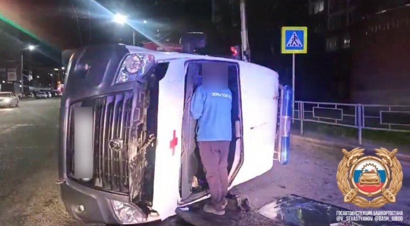 В Уфе в ДТП с машиной скорой помощи пострадали 4 человека В Уфе в ДТП с машиной скорой помощи пострадали 4 человека