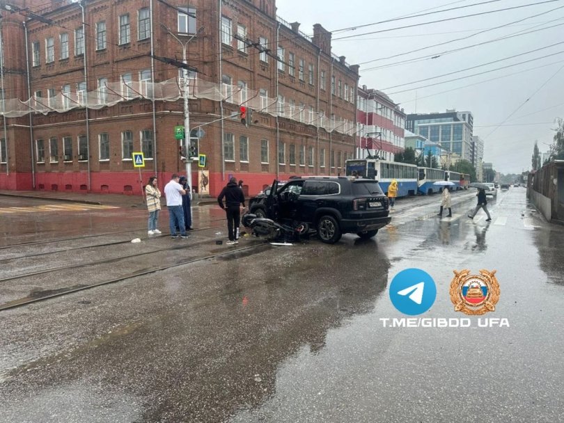 В Уфе водитель мопеда попал в больницу после столкновения с иномаркой В Уфе водитель мопеда попал в больницу после столкновения с иномаркой
