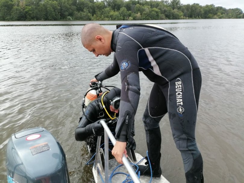 В Уфе водолазы извлекли из реки тело 42-летнего мужчины В Уфе водолазы извлекли из реки тело 42-летнего мужчины