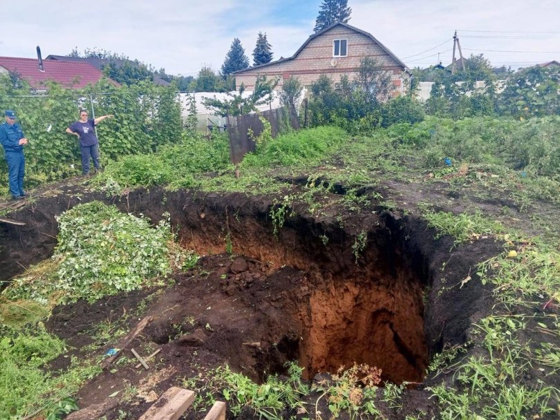 В уфимском Булгаково образовался провал грунта глубиной 8 метров В уфимском Булгаково образовался провал грунта глубиной 8 метров