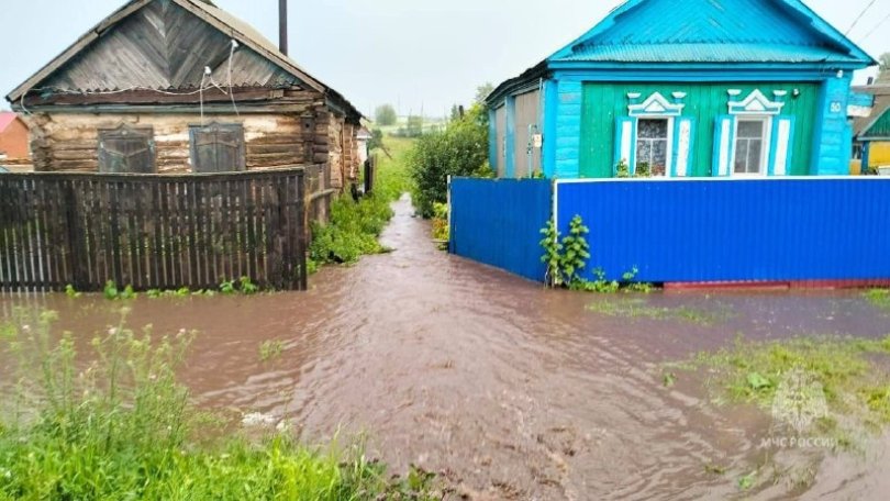 Затопило 6 придомовых территорий и сорвало крышу: стали известны последствия непогоды в районе Башкирии Затопило 6 придомовых территорий и сорвало крышу: стали известны последствия непогоды в районе Башкирии