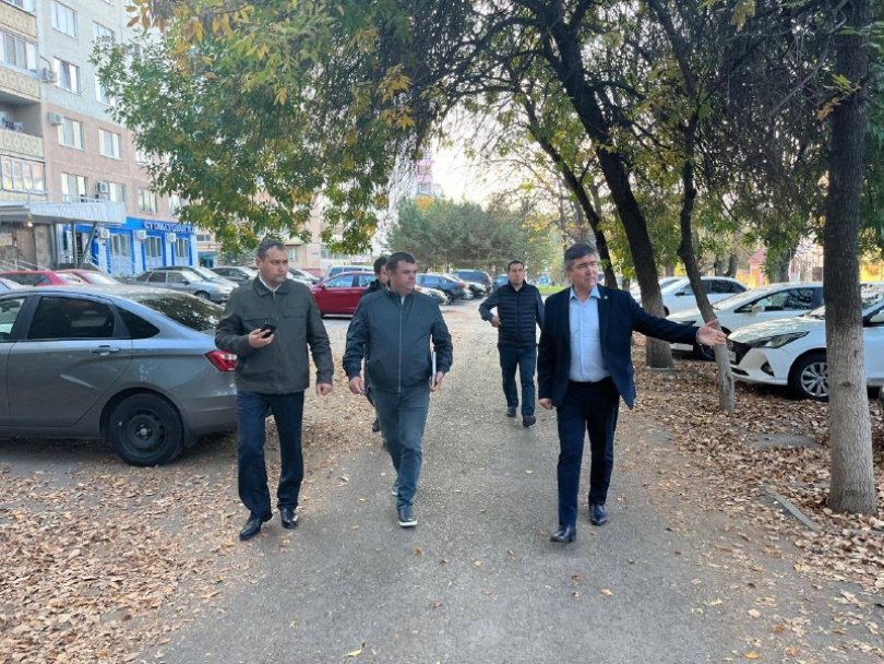 Глава района Уфы проверил содержание улицы Софьи Перовской Глава района Уфы проверил содержание улицы Софьи Перовской