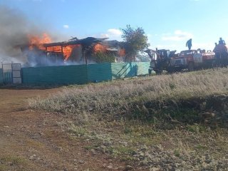 В Башкирии горит бревенчатая мечеть