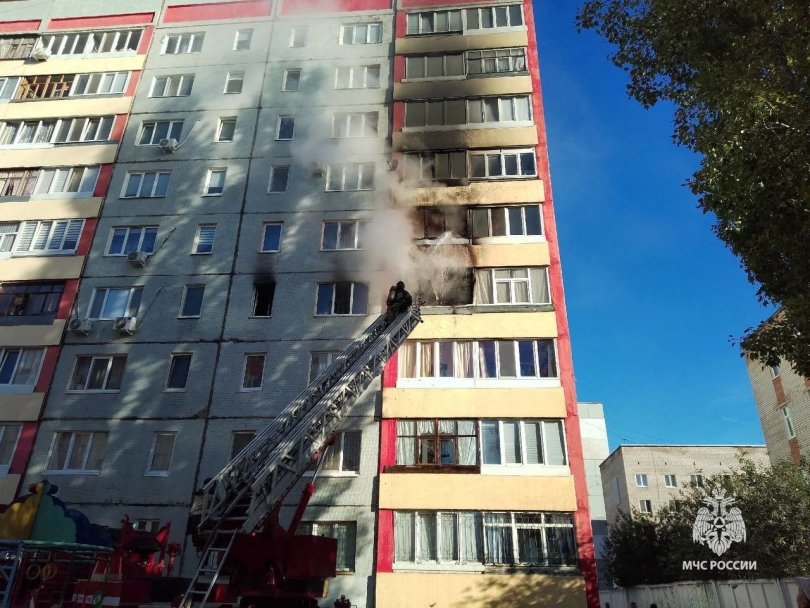 В Башкирии огнеборцы спасли 9 человек из горящего дома В Башкирии огнеборцы спасли 9 человек из горящего дома