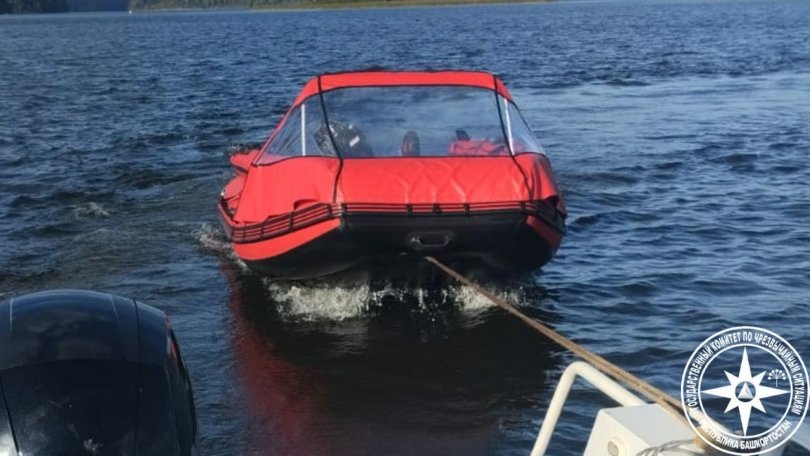 В Башкирии отец и сын застряли на лодке посреди водохранилища В Башкирии отец и сын застряли на лодке посреди водохранилища