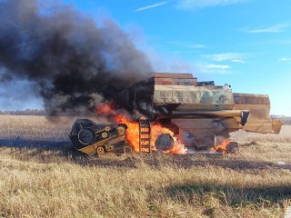В Башкирии в поле загорелся зерноуборочный комбайн с овсом